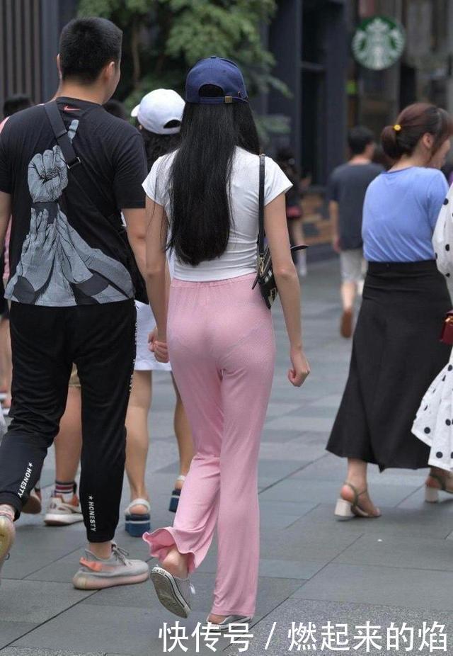 纯白色T恤搭配粉色针织裤,休闲时髦又减龄,更显少女气场