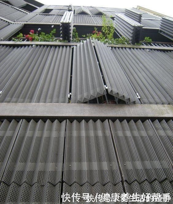 找到你|打开是阳台,关上就是一面墙,外国小区整栋楼装隐形阳台太漂亮了!