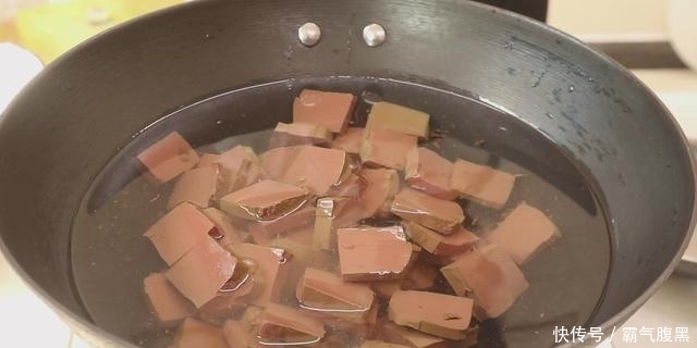 入少许|麻辣鸭血怎样做才好吃?学会这一招,鲜香滑嫩不破碎,麻辣鲜香