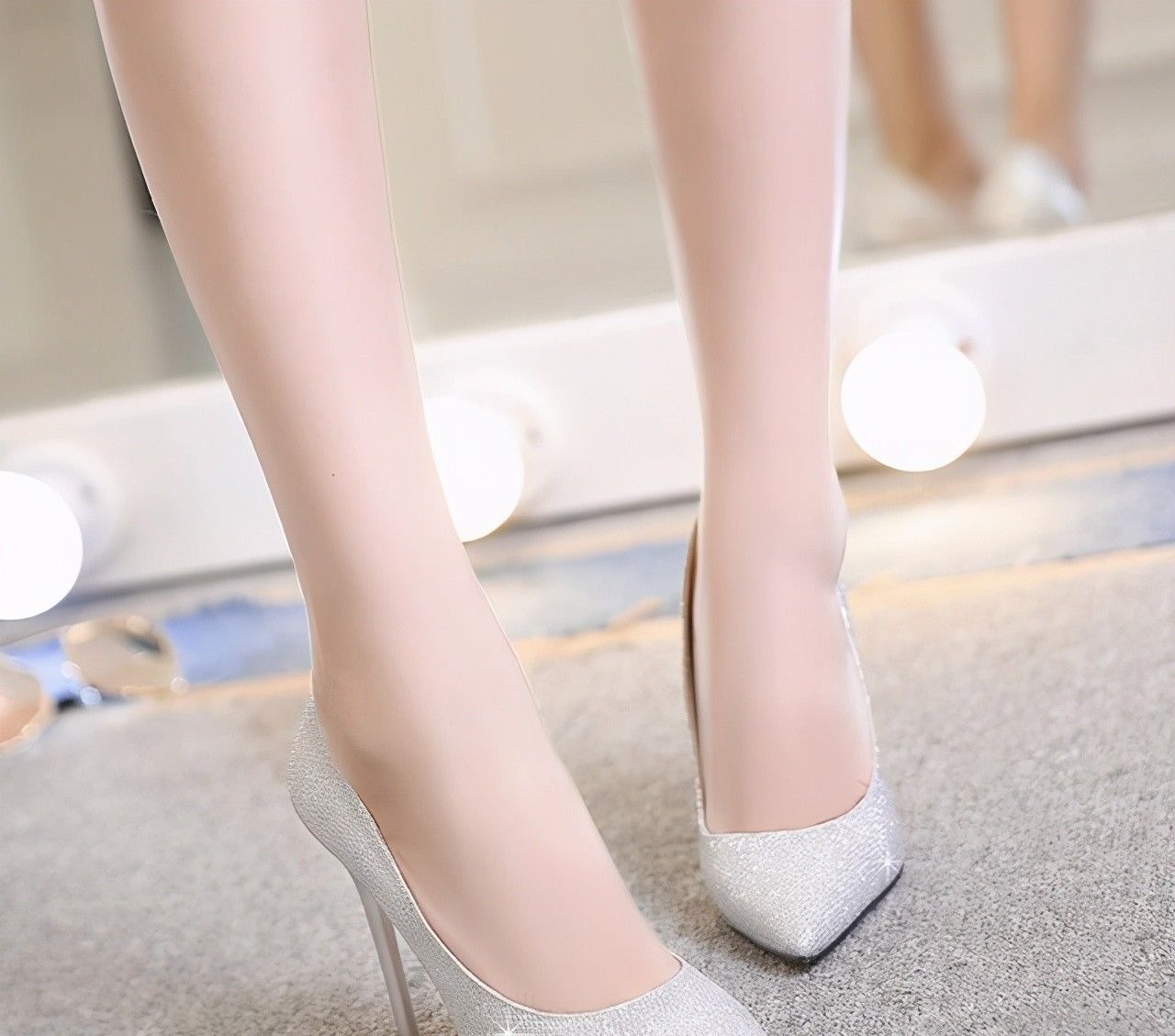 曲线 只有这样的高跟鞋,才能凸显出女性腿部的性感曲线