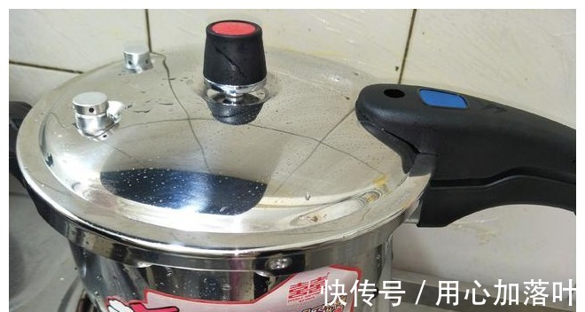 烧鸡|把1只乌鸡扔进压力锅，不放盐不放油，出锅比烧鸡还好吃！