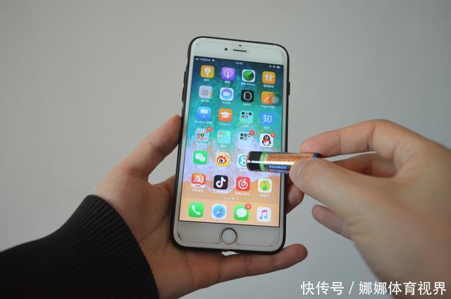 冬天出门时,记得带上一块旧电池,太实用了,解决了很多人的困扰