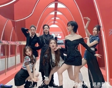 浪姐斗艳,王鸥的抹胸长裙,周笔畅的小性感,都不如张雨绮复古美