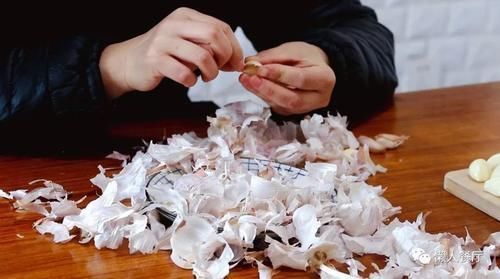 腌腊八蒜,牢记“3要3不要”,大蒜个个碧绿,汤汁清澈,爽脆可口