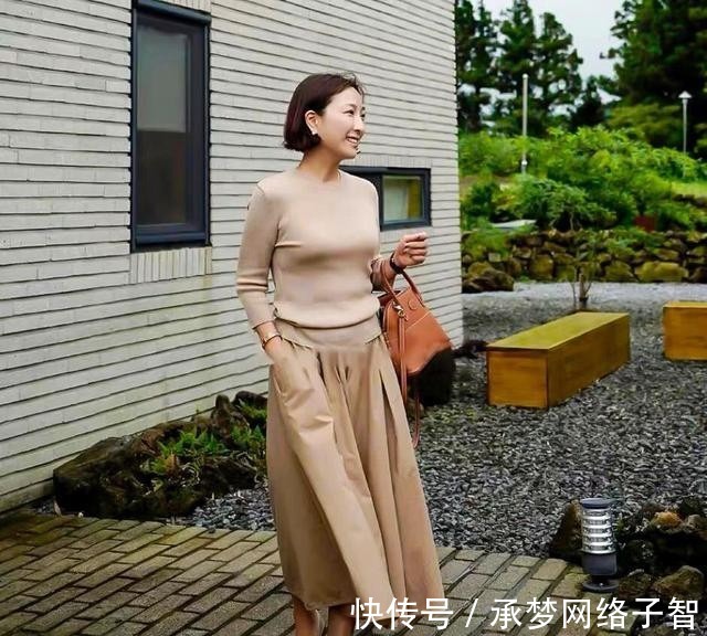 一衣 中年女人秋季穿搭越简约越高级,不信看这位博主,舒适大方显气质