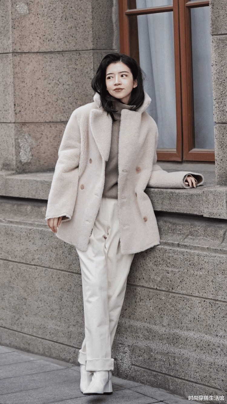 大衣|风衣已不兴了,今冬流行的“羊羔绒大衣”,瞧三木这样穿美极了