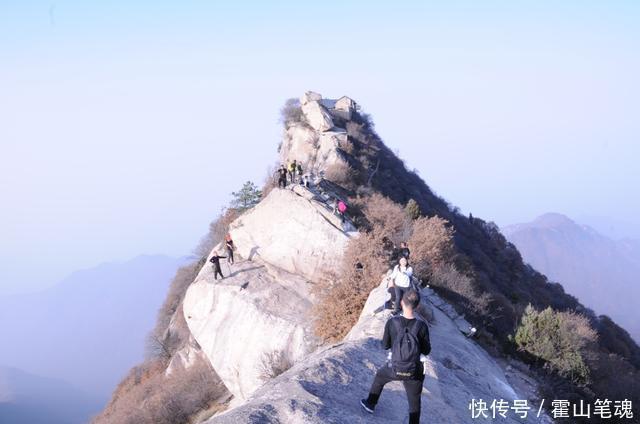 住在1700米高峰的秦岭终南山僧人，扛重物爬悬崖，喝水全靠下雨