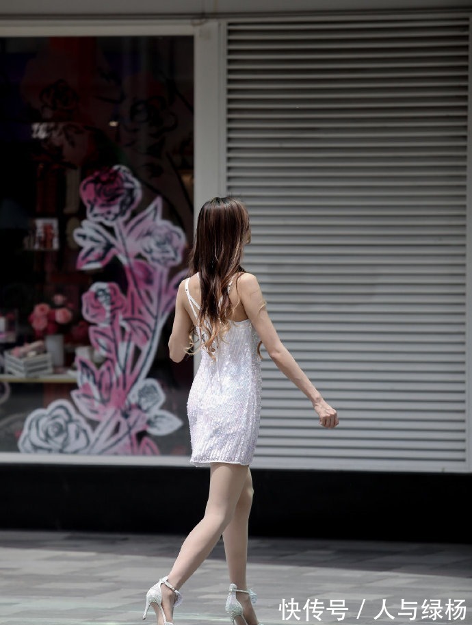 小姐姐|莫非鞋子有“花香”,连“蝴蝶”都吸引来了,这“造型”真别致!