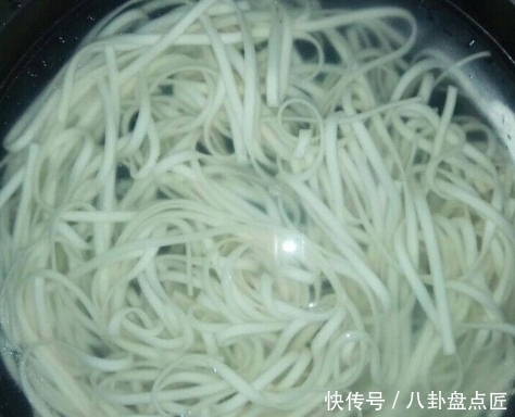 老婆|女儿不爱吃面条,老婆脑洞大开把面条这样做,女儿一顿吃了一盘!