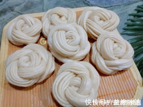 发面不要只放酵母了,多加一料,做出的花卷,蓬松暄软,层次多