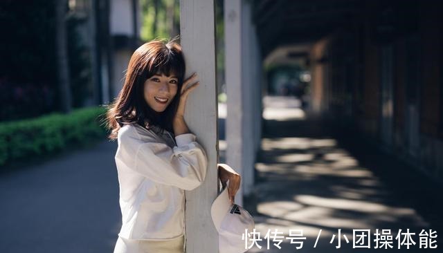 身穿白色 小姐姐身穿白色的帽衫卫衣,搭配牛仔半身裙,俏皮又时尚!