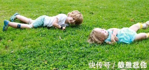 睡着|15岁男孩的身高像“小学生”,跟睡觉后的这一习惯有关,别忽视