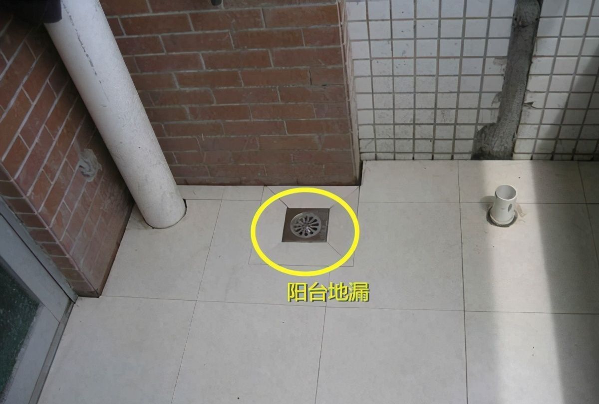 积水|物业不让封阳台，他把排水槽跟阳台门轨道合二为一，好看还不积水