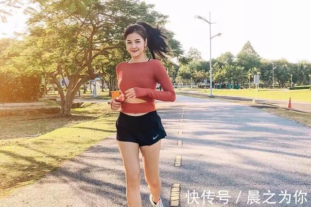 模特|173cm韩国模特坚持跑步3年，甩掉“竹竿”标签，练就沙漏型好身材