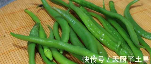 把啤酒倒进辣椒里，这做法太独特了，三天就能吃，爽口开胃！