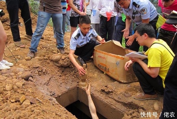 古墓|老大爷挖水沟时挖出一个古墓,当伸头探望时,发现里面另有蹊跷
