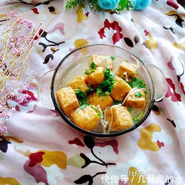 搭配着|豆腐菌菇汤,蔬菜搭配着一道汤菜,非常的美味