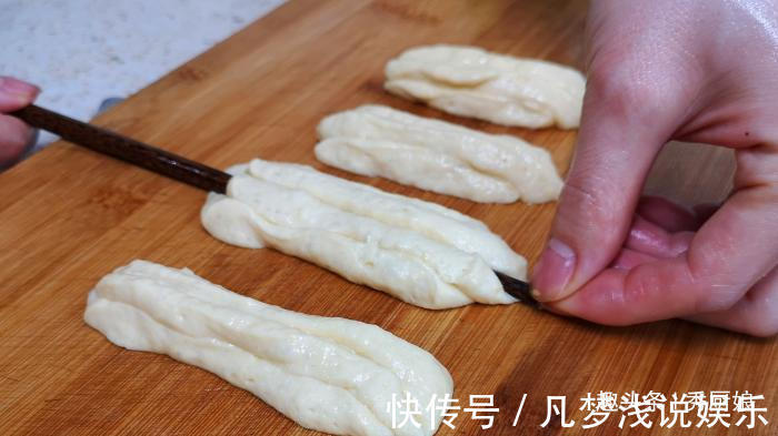 做法|炸油条时,有人加鸡蛋,有人加泡打粉,其实都不对,教你正确做法