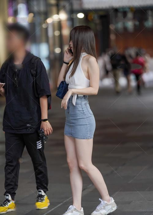 白色围颈露肩背心搭牛仔短裙,潮流个性,元气满满