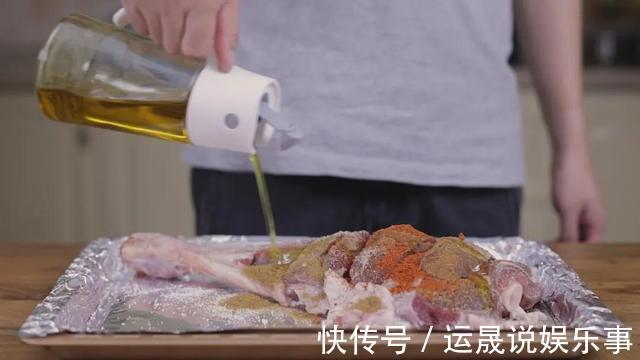 吃肉|羊腿在家这样烤，不膻也不腥，大口吃肉，特过瘾