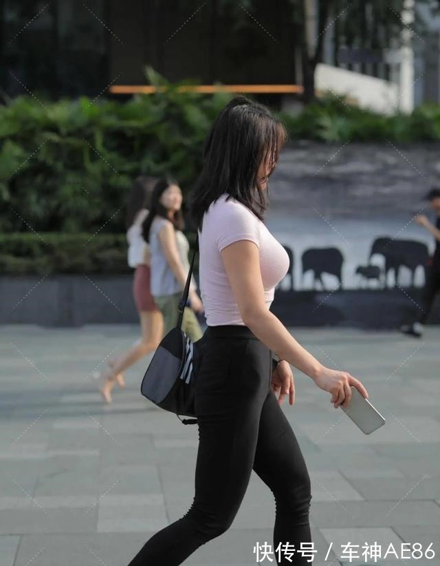 女孩 “微胖”女孩不宜穿修身服装，宽松的休闲套装穿在身上反而好看！