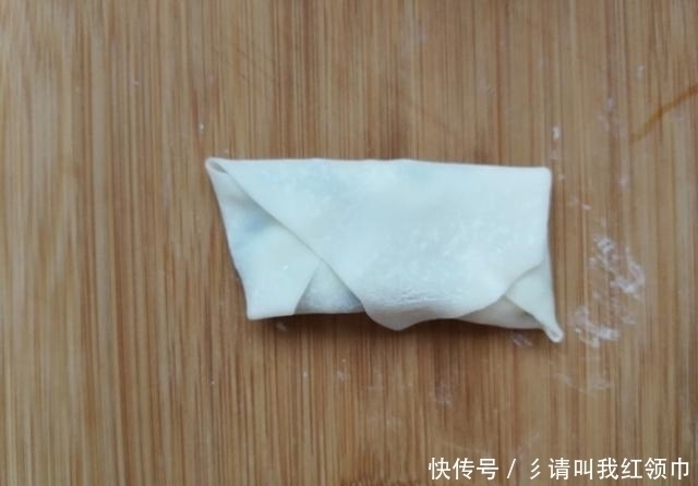 韭菜盒子|韭菜盒子这样做,不和面不擀皮,10分钟就能做一盘,皮薄馅儿香