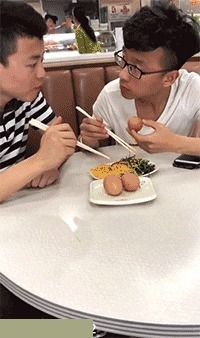 |搞笑GIF段子: 大姐,你这是过什么瘾呢,离过年还远着呢