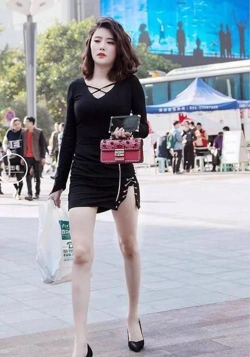 骄傲|小姐姐黑色的秀发,中长款的穿搭掩饰不住骄傲的身材