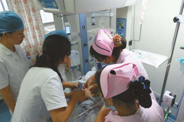 父母|奶奶忍痛拔下宝宝呼吸器,父母悲痛欲绝,接下来场景连医生都蒙了