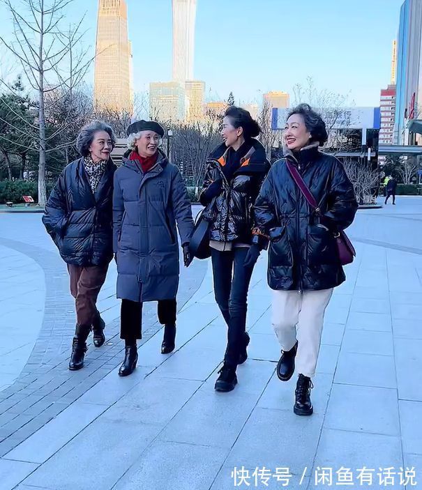 街拍|黑羽绒服怎么搭才好看?看70岁奶奶街拍就知道,白裤子最时髦上镜