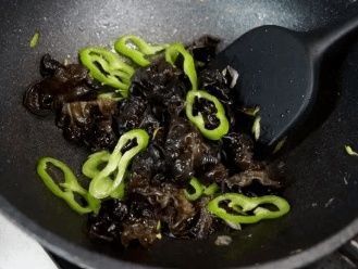 正确|泡木耳时,第一步就错了,大厨分享正确做法,分分钟泡发更快更干净