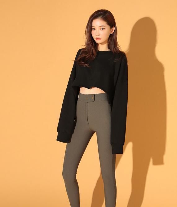 紧身打底裤身形优美的小姐姐,漂亮有气质,回头率特别高