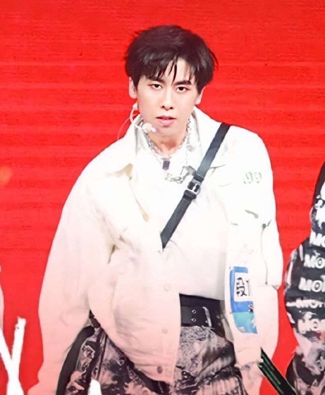 易烊千玺昔日队友处境大公开,路边表演没人看?