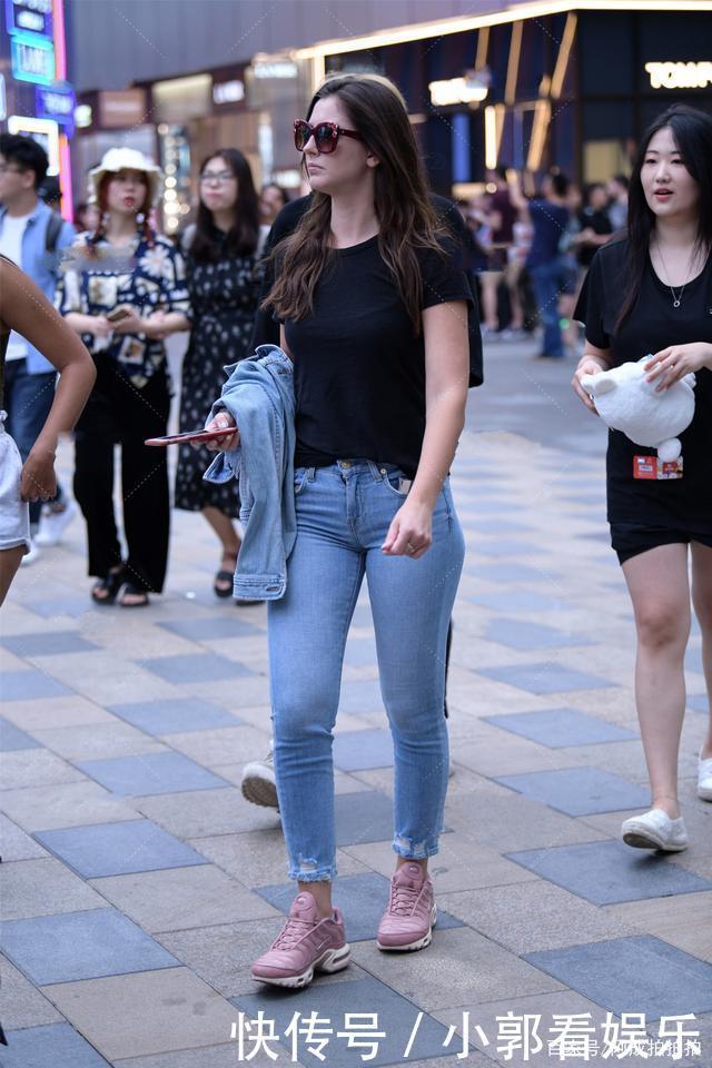 舒适|黑色短袖搭配经典牛仔裤,穿法简单,休闲又舒适