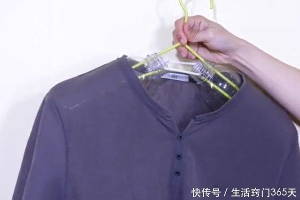 阳台|在衣架上挂两个塑料瓶，放阳台太实用了，解决了家家户户的大烦恼