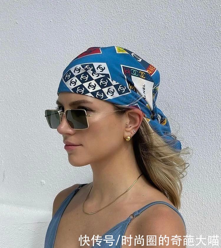 丝巾|祖传丝巾不再独属优雅！老土花纹在偷偷变酷，看起来毫无妈妈味道