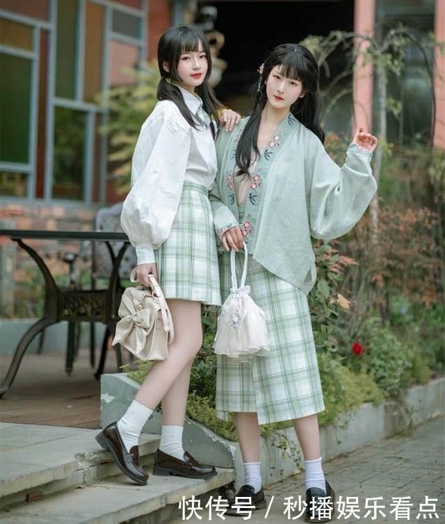 最近流行一种穿法,叫“一半汉服,一半JK”,精致又优雅,太吸睛