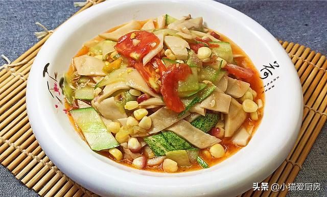 香葱葱白|教你用杏鲍菇和黄瓜还有西红柿一起炒来吃，清香鲜美，营养又好吃