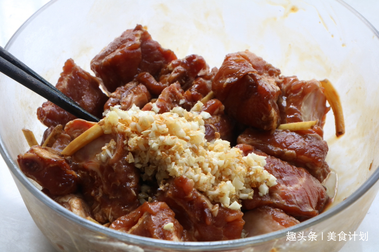 懒人吃法|天热排骨别再炖了,教你懒人吃法,不加油不加水,出锅瞬间就吃光