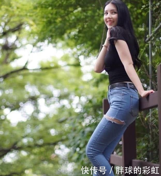 美女的大长腿细而长,穿搭牛仔裤的美得天独厚