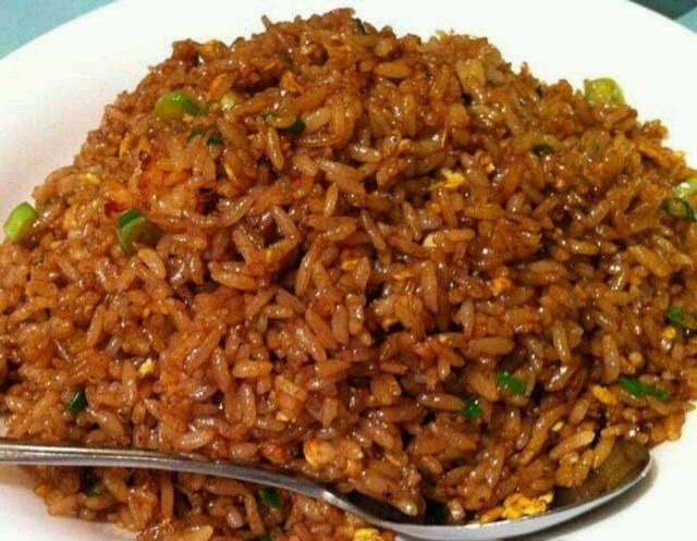 做酱油炒饭时，不要直接下锅，多加这一步，色泽更红亮，味更鲜