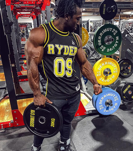 腿部肌肉|15岁开始健身，酷爱练腿，如今深蹲210公斤，腿部肌肉尤其发达