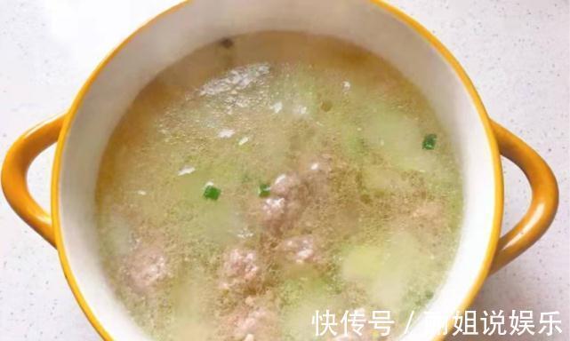 冬瓜肉丸子汤|冬天干燥,大雪过后多喝这汤,汤鲜味美,营养全面,暖身又暖胃