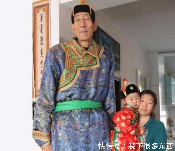 生下|中国第一巨人鲍喜顺：不听忠告57岁生下一子，儿子现状如何？