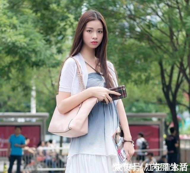 街拍|街拍:温柔的时尚小姐姐,牛仔裤搭配针织衫,装扮出自然美感!