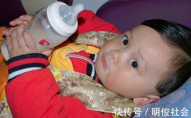 孩子|如果孩子突然不停的要吃奶、睡觉老醒、手脚乱动家长要注意了