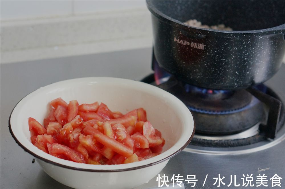 番茄新吃法，搭配肉末熬成酱，鲜美又健康