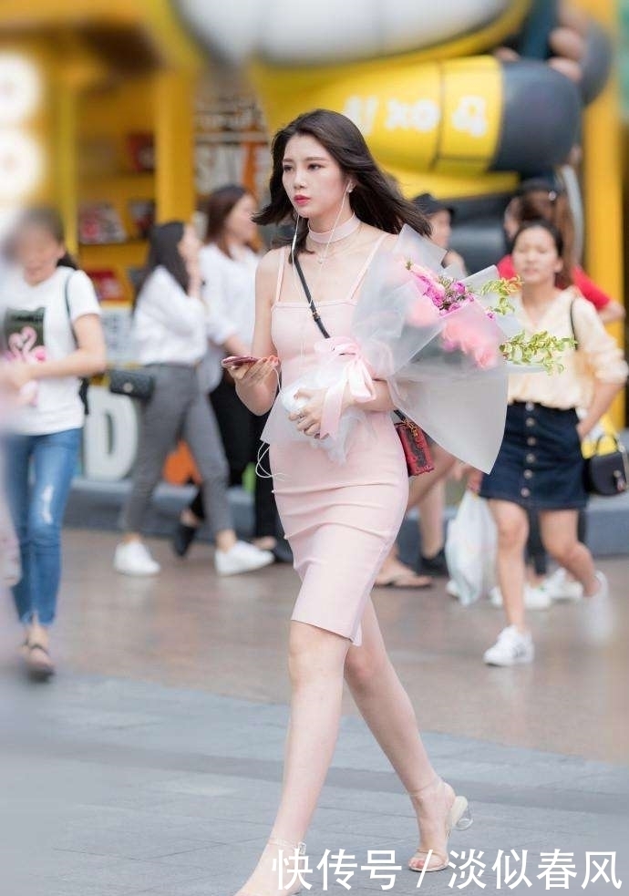 穿搭|街拍:图六苗条小姐姐白色上衣配蓝色裤子慵懒风十足,显白又高挑