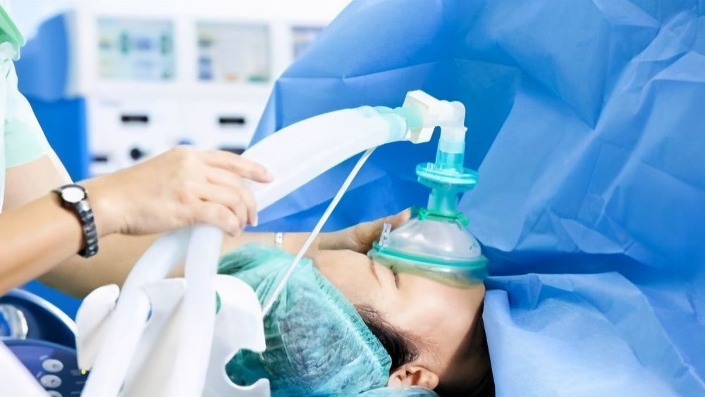 正在手术中的她，突然对医生喊道：我上不来气了，麻到脖子了