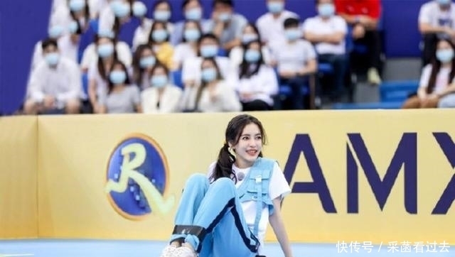 baby不小心摔倒了,蔡徐坤第一个帮忙,郑凯行动才是“守护骑士”